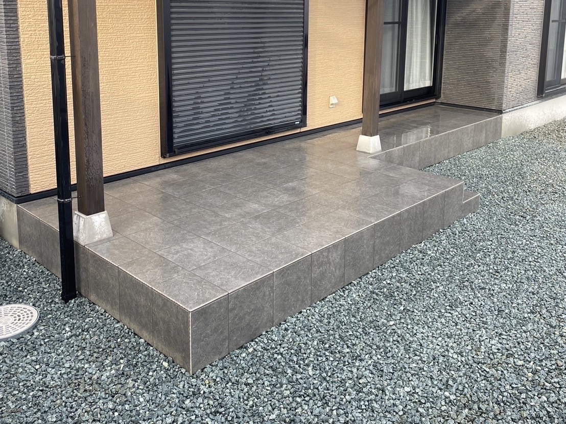 朽ちたウッドデッキを高級感のあるタイルデッキへ