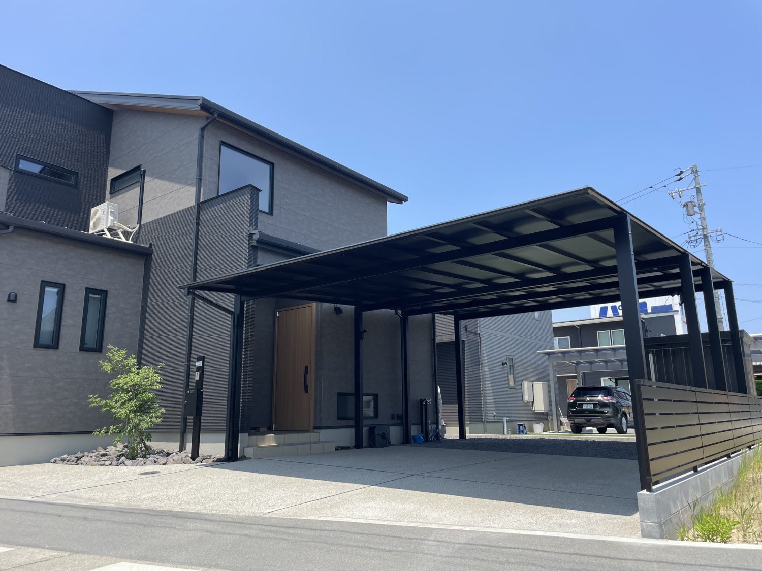 黒が際立つ。新築外構 × スカイリード「ブラックポリカ」の迫力。