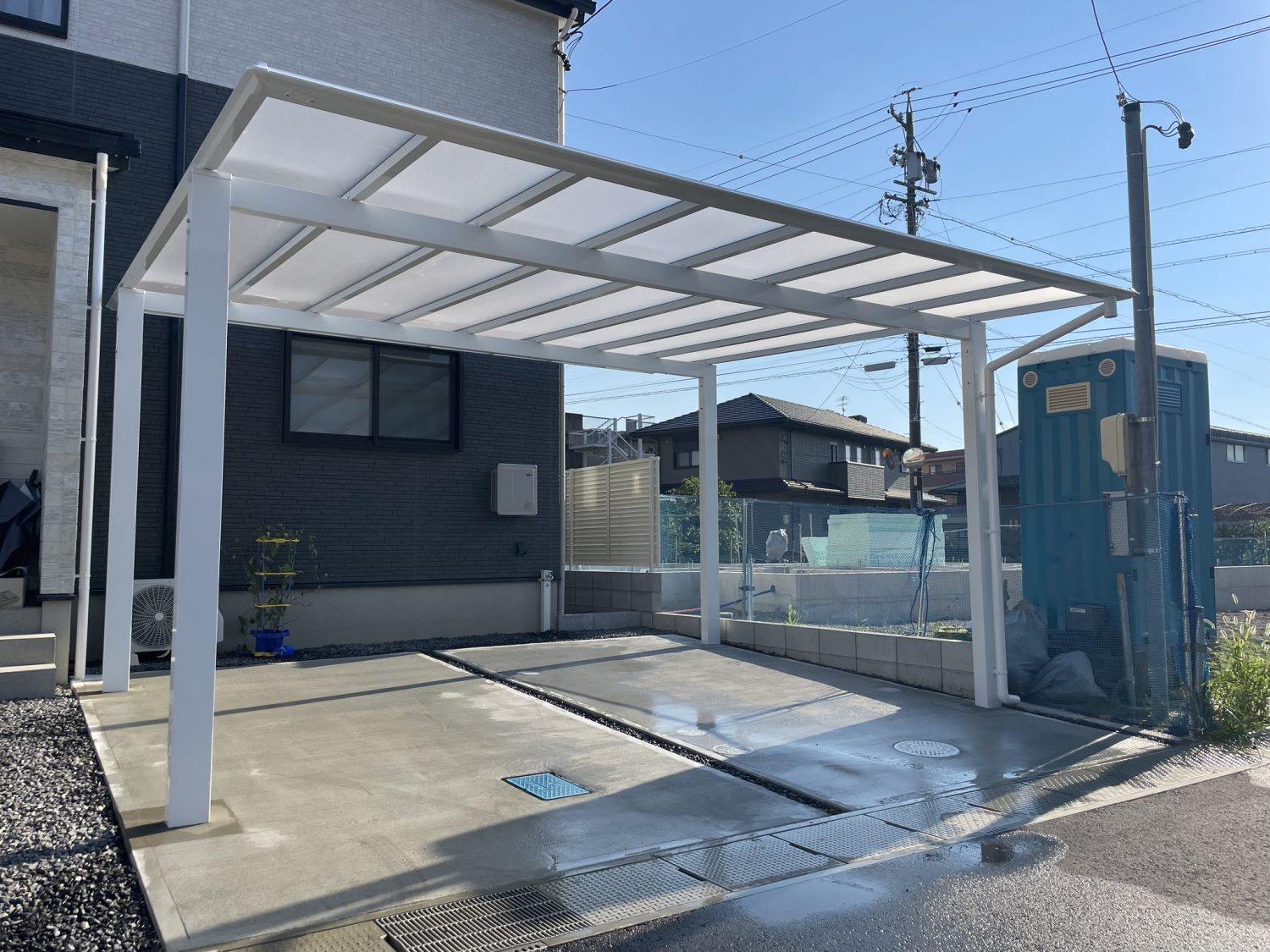 「ホワイト」が美しいカーポート