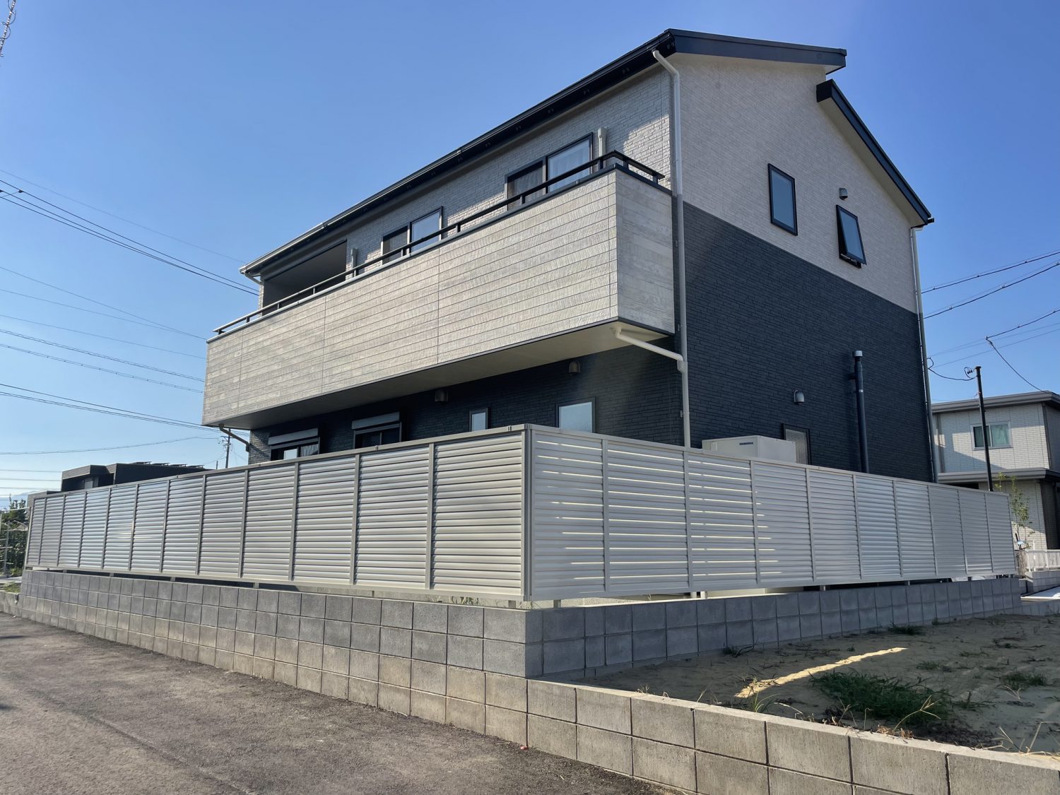 「ホワイト」が美しい目隠しフェンス