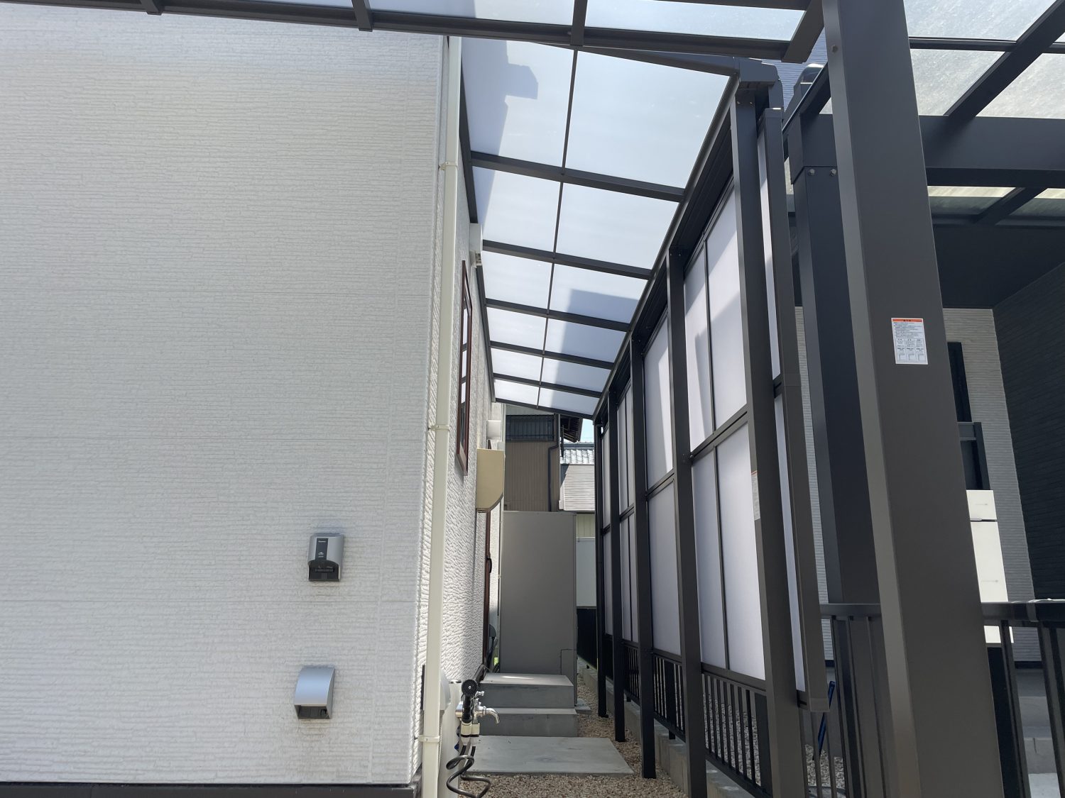 テラス屋根で視線が気になるを解消します!