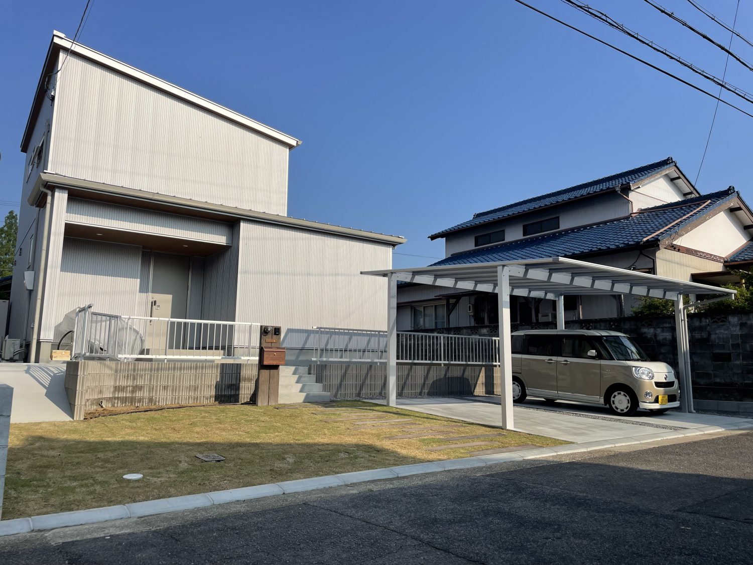 天然芝と枕木が可愛いナチュラル外構♪